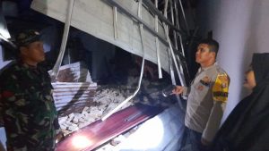 IMG-20250713-WA0010-300x169 Kapolsek Bersama Personel Bergerak Cepat Hadir di Tengah Masyarakat Yang Tertimpa Bencana Akibat Puting Beliung