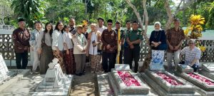 IMG-20250815-WA0008-300x135 Pemancangan Bambu Runcing Di Atas Pusara Pejuang ’45 Brigjen dr. R.H. Soetarto dan Prof. Dr. H. Koento Wibisono