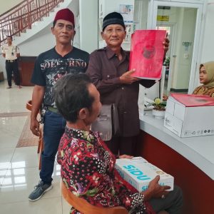 IMG-20250821-WA0009-300x300 Ketua DPC PDIP Kudus Diduga Korupsi Tahun 2022-2024 Dilaporkan ke Kejari Dengan Alat Bukti