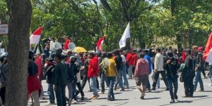 IMG-20250831-WA0018-300x151 Driver Ojol Gelar Aksi Damai 1000 Lilin di Depan Mapolda Jatim