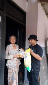 IMG-20250912-WA0003-169x300 Pemuda Taman Suruh Lakukan Kegiatan Jum'at Berkah Berikan Satu Paket Sembako